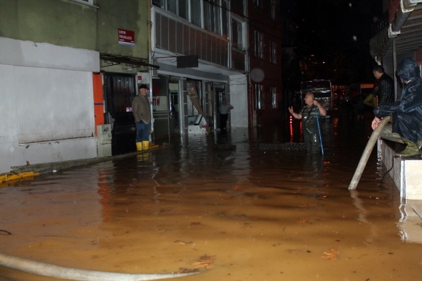 Sarıyer’de evler sular altında kaldı: Mahalleli isyan etti