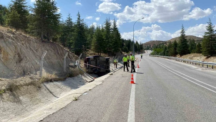 Hafif ticari araç, direğe çarpıp devrildi: 3 ağır yaralı
