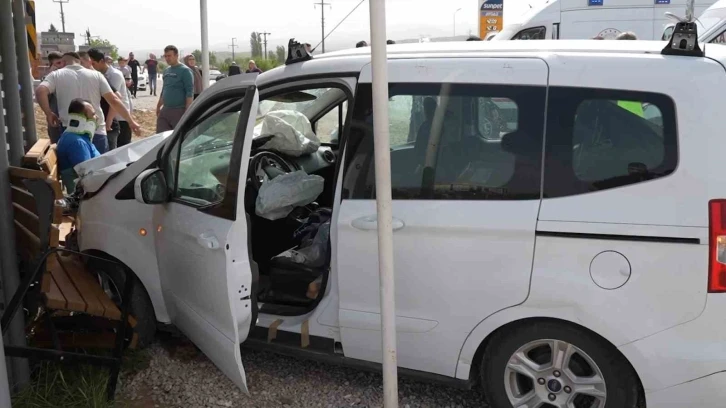 Hafif ticari araç, ’evde sağlık hizmeti’ aracıyla çarpıştı: 6 yaralı
