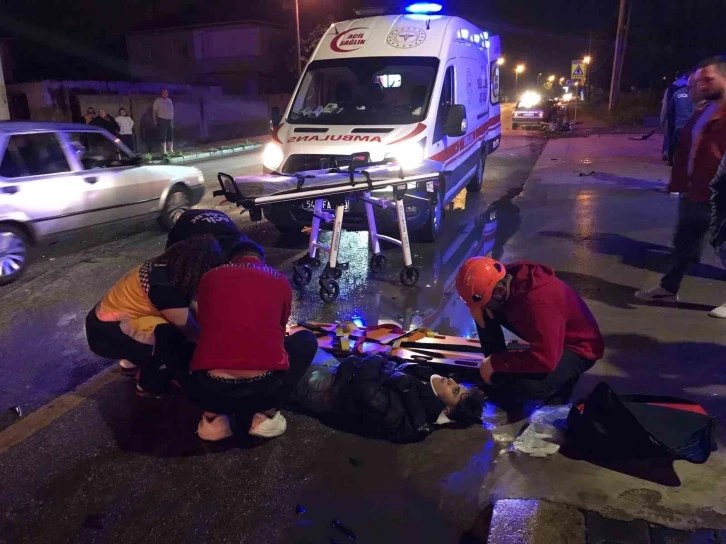 Hafif ticari araç ile motosiklet çarpıştı: 2 yaralı
