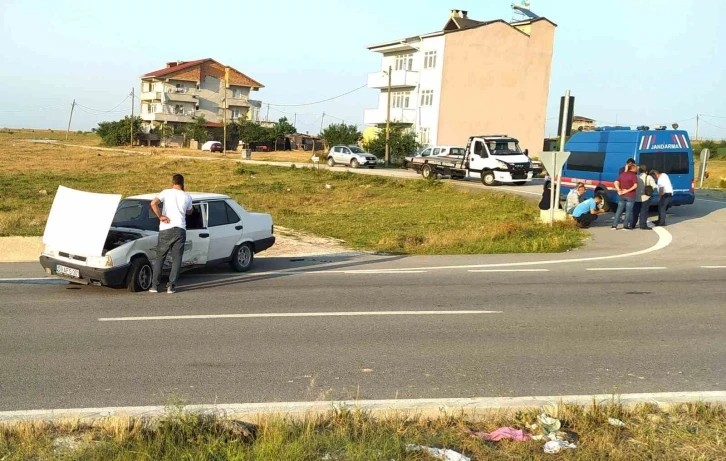 Hafif ticari araç ile otomobil çarpıştı: 4 yaralı
