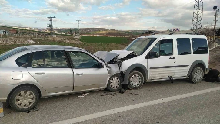 Hafif ticari araç ile otomobil çarpıştı: 5 yaralı