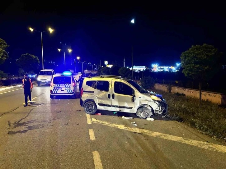 Hafif ticari araç yan yatıp 30 metre sürüklendi: 3 yaralı
