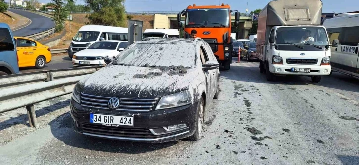 Hafriyat kamyonu ani fren yaptı, beton harcı otomobilin üzerine döküldü
