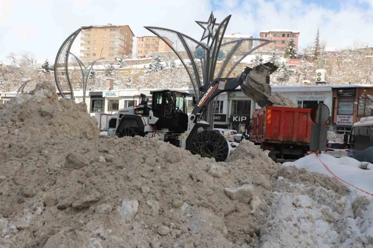 Hakkari Belediyesi’nin karla mücadele çalışmaları devam ediyor
