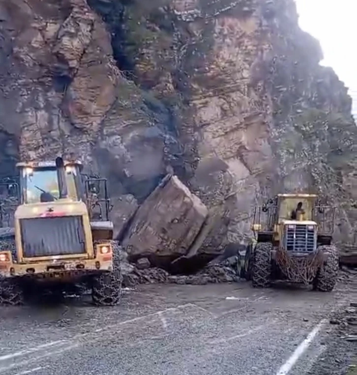 Hakkari-Çukurca yolu ulaşıma açıldı
