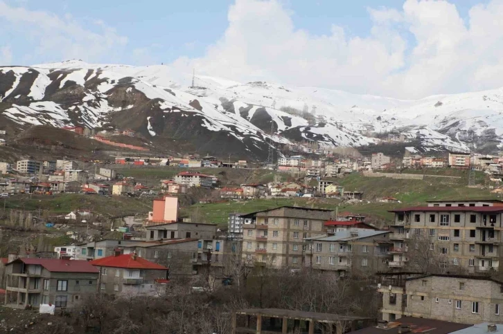 Hakkari dağları yeniden beyaza büründü
