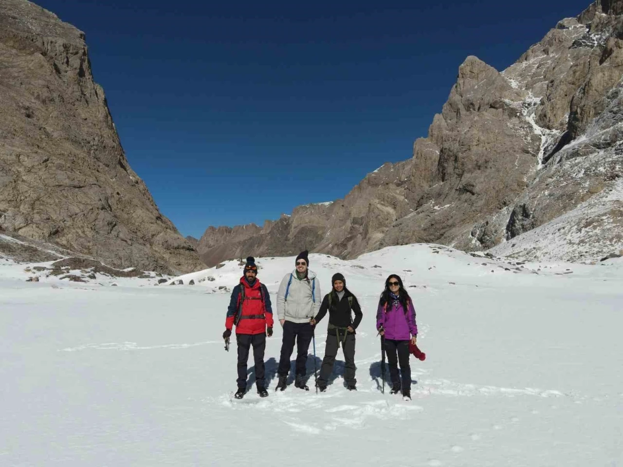 Hakkari’de 20 bin yıllık buzul bölgesinde muhteşem manzaralar oluştu
