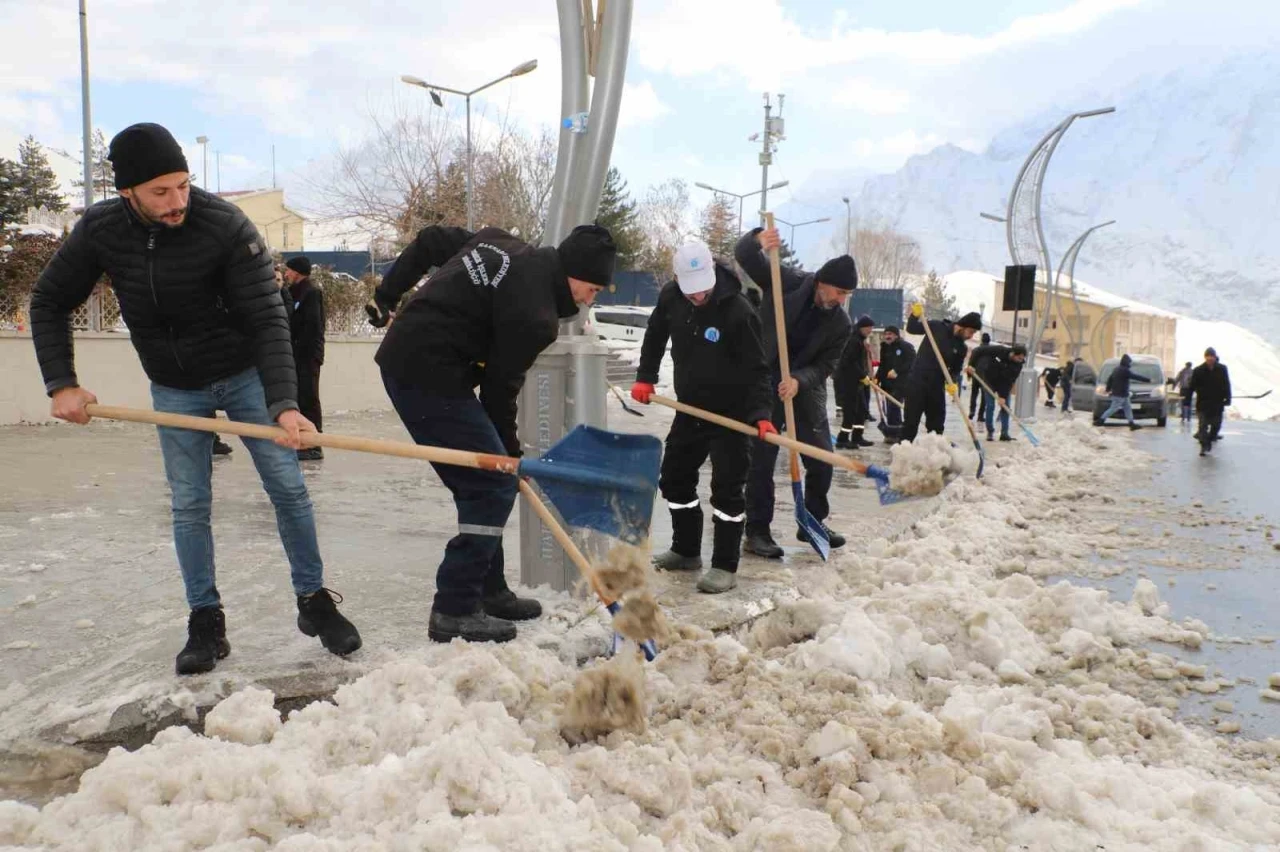 Hakkari’de 55 kişilik kar ve buz timi görev başında
