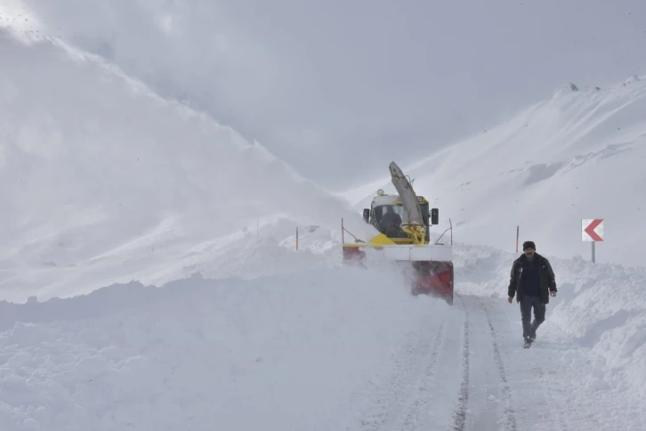 Hakkari’de karla mücadele çalışması
