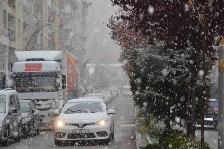 Hakkari’de lapa lapa kar yağışı
