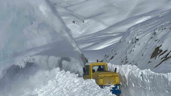 Hakkari’de yer yer 3 metreyi karda yol açma çalışması
