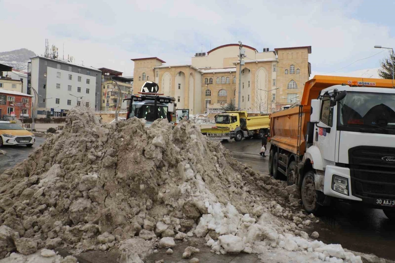 Hakkari’deki kar yığınları şehir dışına çıkarıldı
