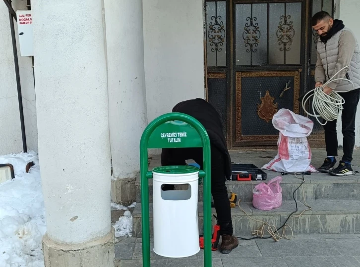 Hakkari’nin dört bir yanına çöp kovası yerleştirildi
