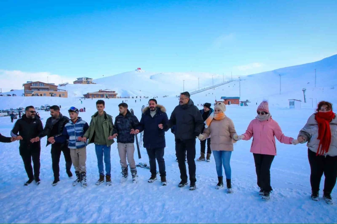 Hakkari Valisi Çelik, kayak merkezinde gençlerle halay çekti
