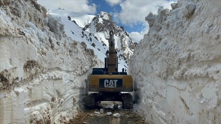 Hakkari'de ekipler nisanda da metrelerce karla mücadele ediyor