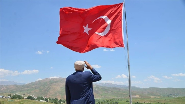 Hakkari'de evinin yanındaki tepeye diktiği direkte 39 yıldır Türk bayrağını dalgalandırıyor