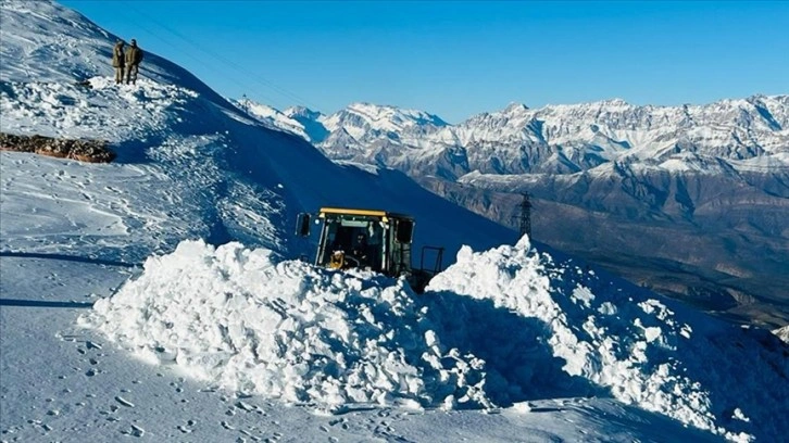 Hakkari'de üs bölgelerinin yolunu açmak için metrelerce karla mücadele ediliyor