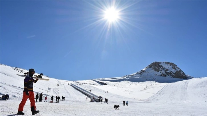 Hakkari'deki 2 bin 800 rakımlı kayak merkezinin birinci etabı sezonu açtı