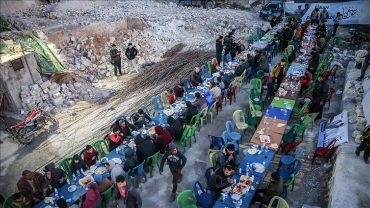 Halep'de enkaz haline gelen evlerin arasında toplu iftar