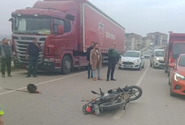 Halk otobüsüyle çarpışan motosikletin sürücüsü ağır yaralandı 