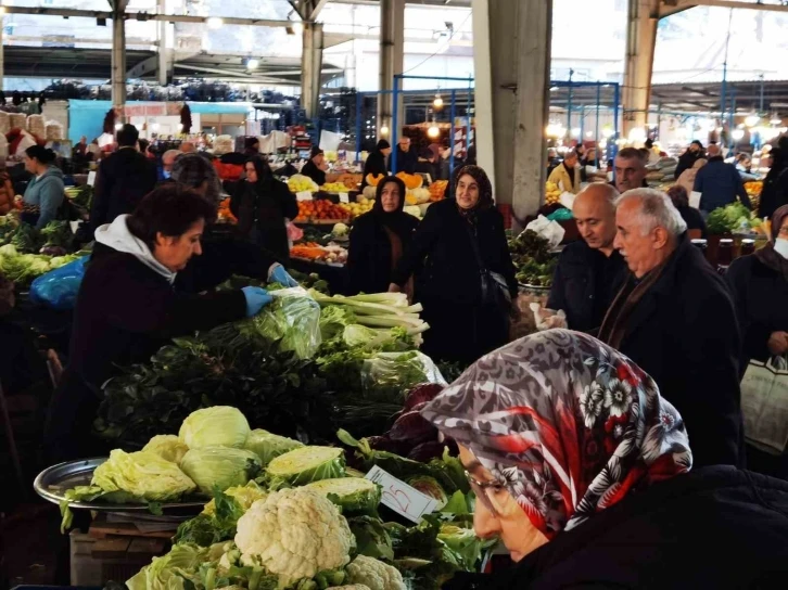 Halk pazarındaki hareketlilik esnafın yüzü güldü