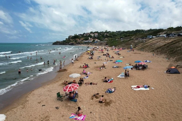 Halk plajları doldu, ’beach’lerde şezlonglar boş kaldı