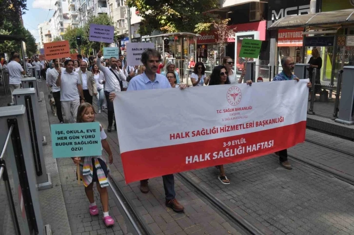 Halk Sağlığı Haftası nedeniyle yapılan yürüyüşe yoğun katılım sağlandı
