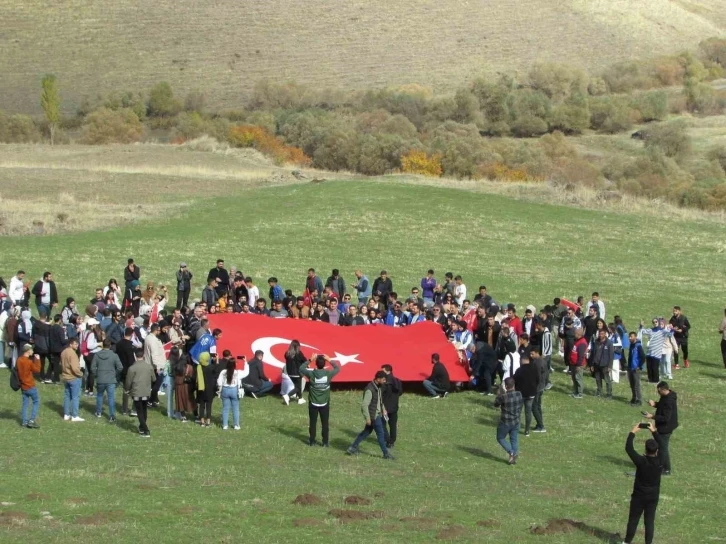 Hamur’da Cumhuriyet’in 100. yılına özel doğa yürüyüşü
