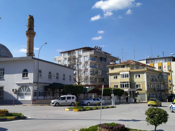 Hasarlı caminin minaresi böyle yıkıldı
