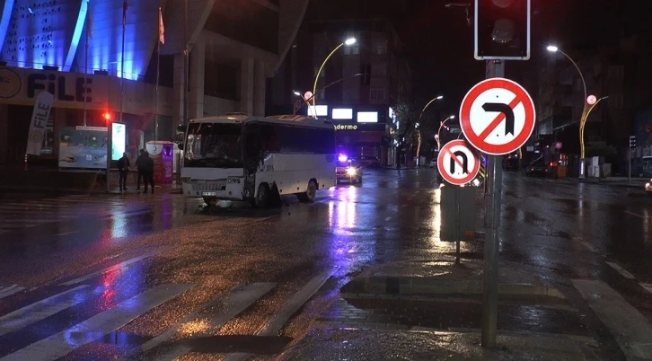 Hatalı dönüş yapan market kamyonu, servis aracıyla çarpıştı: 1 yaralı
