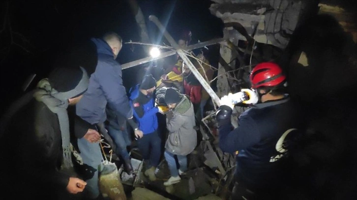 Hatay Belen'de enkazdan bir kişi sağ kurtarıldı