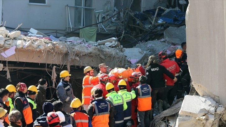 Hatay Büyükşehir Belediye Başkanı Savaş, yıkılan Rönesans Rezidans hakkında konuştu