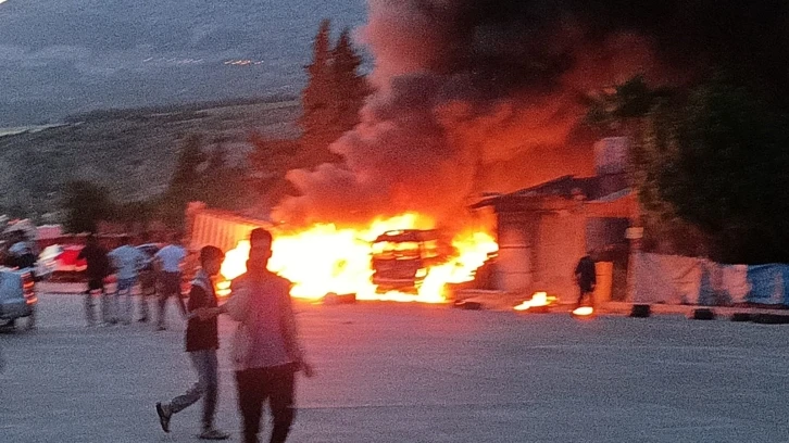 Hatay’da 12 araç kazaya karıştı, alevler çevreyi sardı