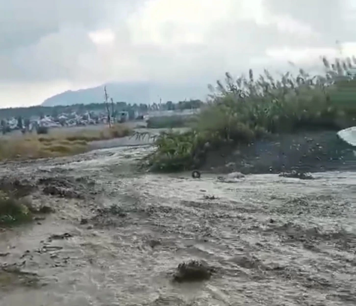 Hatay’da aşırı yağış dere yataklarının taşmasına neden oldu
