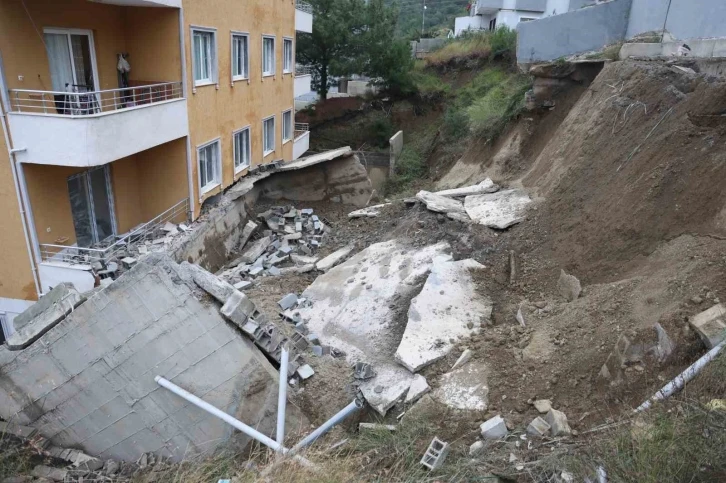 Hatay’da aşırı yağmur nedeniyle 5 katlı binanın istinat duvarı çöktü
