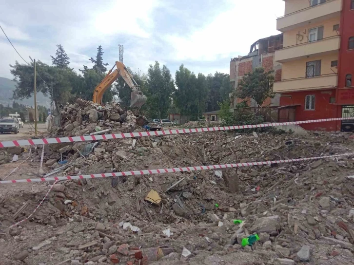 Hatay’da aynı enkazdan ikinci ceset çıktı
