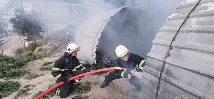 Hatay’da barakada çıkan yangın söndürüldü
