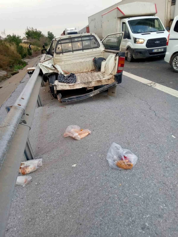 Hatay’da can pazarı: Tırla çarpışan pikabın kasasından yola savruldular
