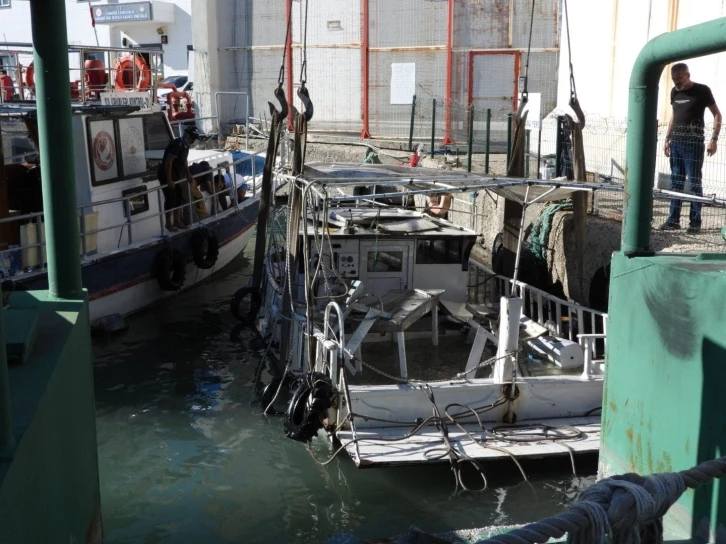 Hatay’da fırtınada batan tekne karaya çıkarıldı
