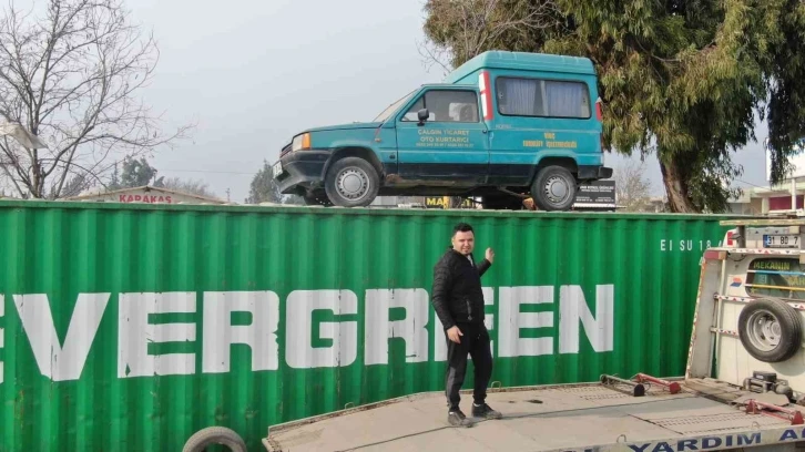 Hatay’da ilginç görüntü: Konteyner üzerindeki aracı gören bir daha bakıyor
