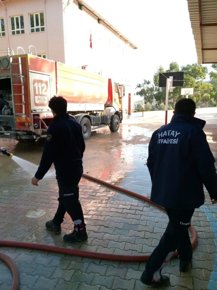 Hatay’da itfaiye ekipleri okul bahçesini çamurdan arındırdı
