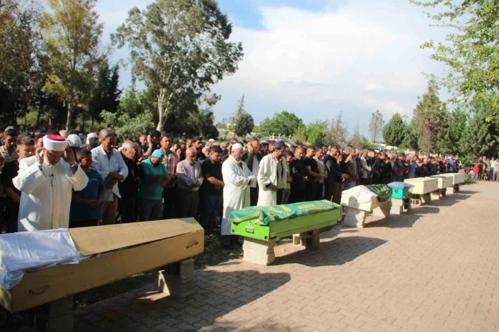 Hatay’da kamyon faciasında ölen 7 kişi, yan yana defnedildi
