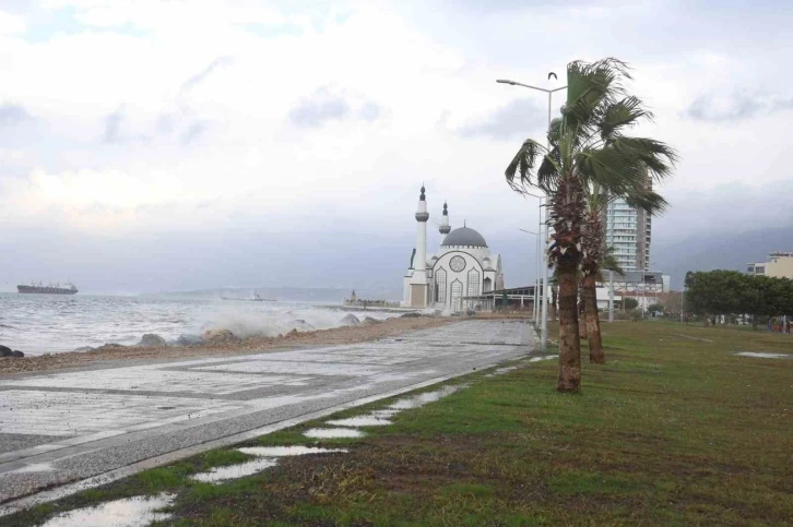 Hatay’da lodos ve sağanak yağış hayatı olumsuz etkiledi
