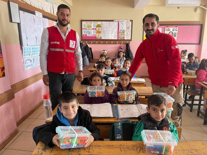 Hatay’da okulun ilk gününde çocuklara oyuncak
