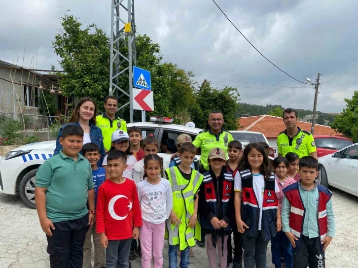 Hatay’da polisten öğrencilere trafik eğitimi
