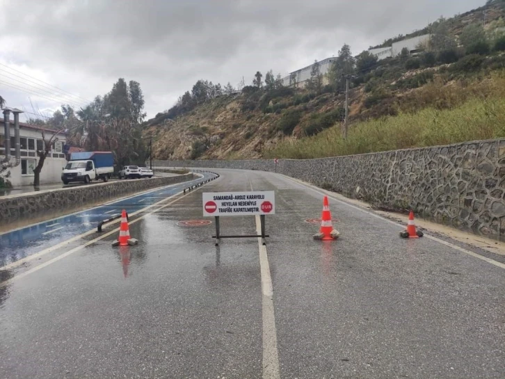 Hatay’da sahil yolu heyelan nedeniyle ulaşıma kapandı