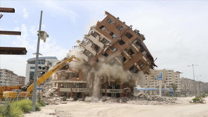 Hatay'da bina yıkım ve enkaz kaldırma çalışmaları 72 mahallede devam ediyor