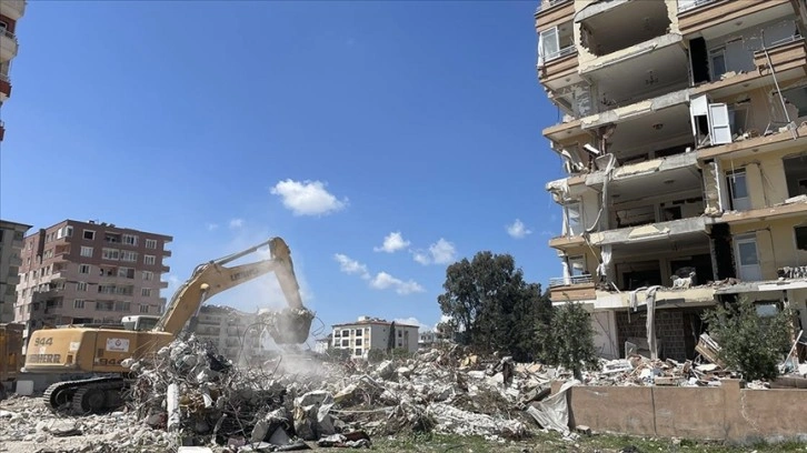 Hatay'da bina yıkım ve enkaz kaldırma çalışmaları 79 mahallede sürüyor