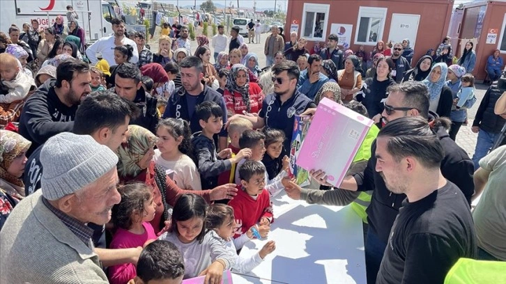 Hatay'da depremzede çocuklar oyuncakla sevindi